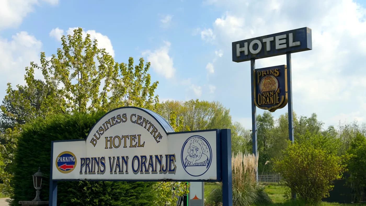 Het bord aan de ingang met Business Centre Hotel Prins van Oranje
