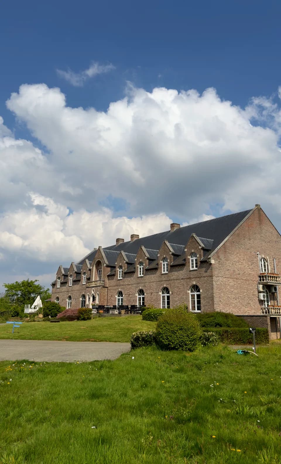 Het gebouw met het weidse landschap eromheen