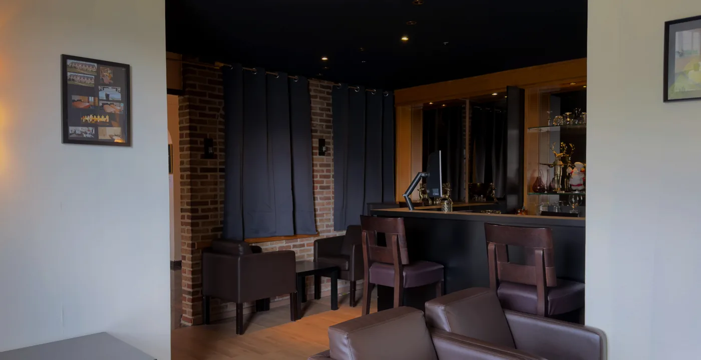 De lounge met leren zetels en de bar op de achtergrond