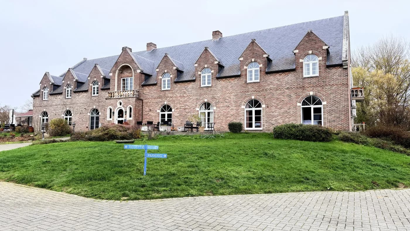 Het gebouw van Prins Van Oranje met het gazon ervoor