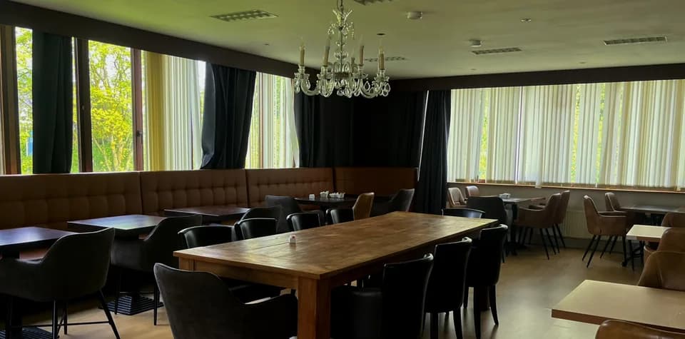 De grote zaal met de kristallen luster