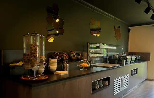 Een buffet met warme schalen en vers fruit