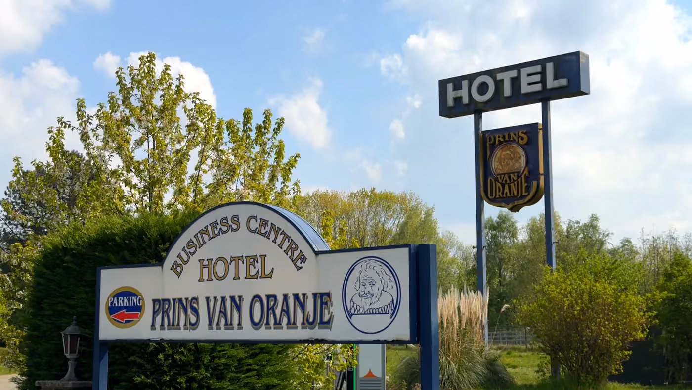 Le panneau à l’entrée indiquant Business Centre Hotel Prins van Oranje