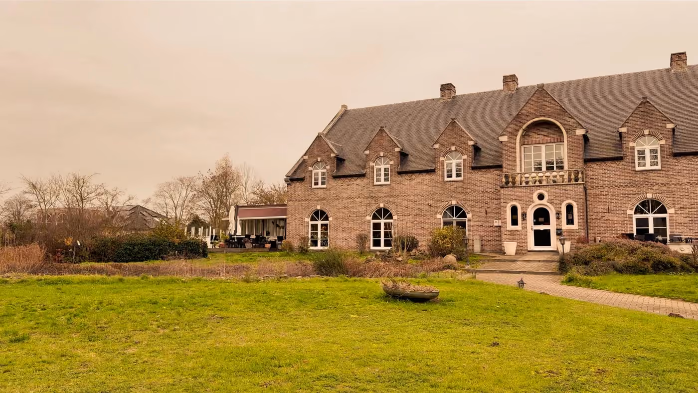 De tuin en het hotelgebouw van Prins Van Oranje