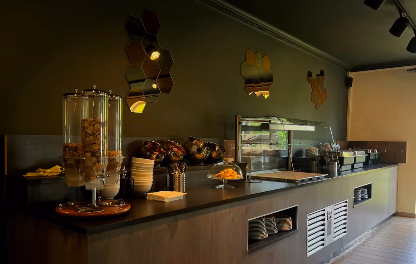 Het ontbijtbuffet met fruit, granen en warme gerechten