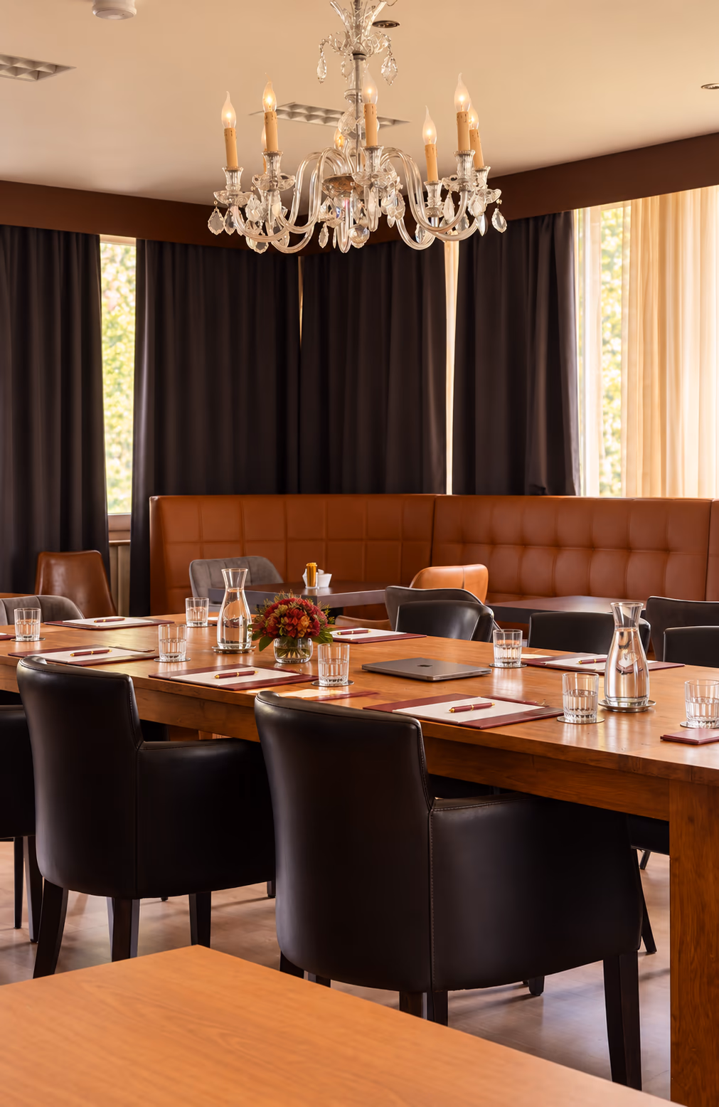 Longue table avec chaises en cuir, aménagée pour une réunion