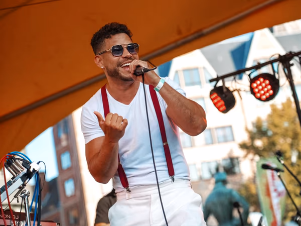 Ray Flores tijdens een liveoptreden