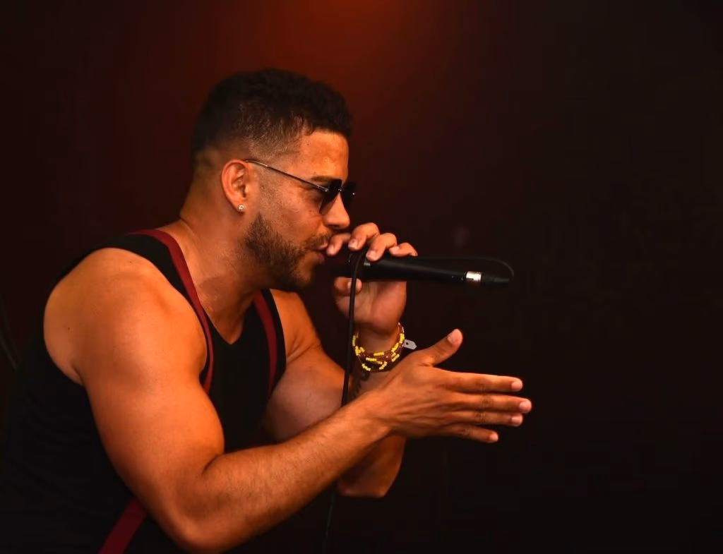 Ray Flores zingt tijdens een optreden